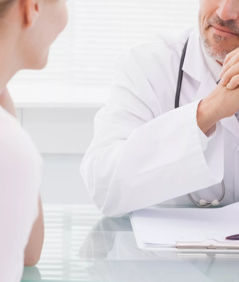 Врач клиники разговаривает с пациентом